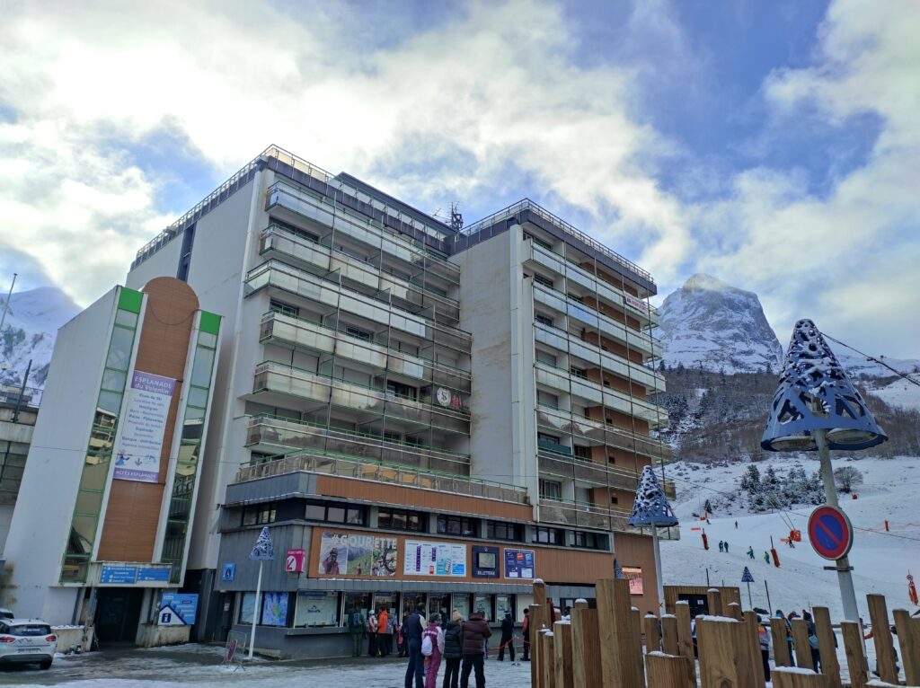 Avant de la copropriété du Valentin, billetterie station de ski